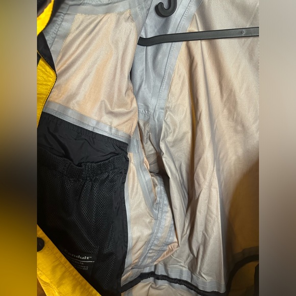 VINTAGE WOMENS MOUNTAIN HARDWEAR JACKET - Picture 7 of 9